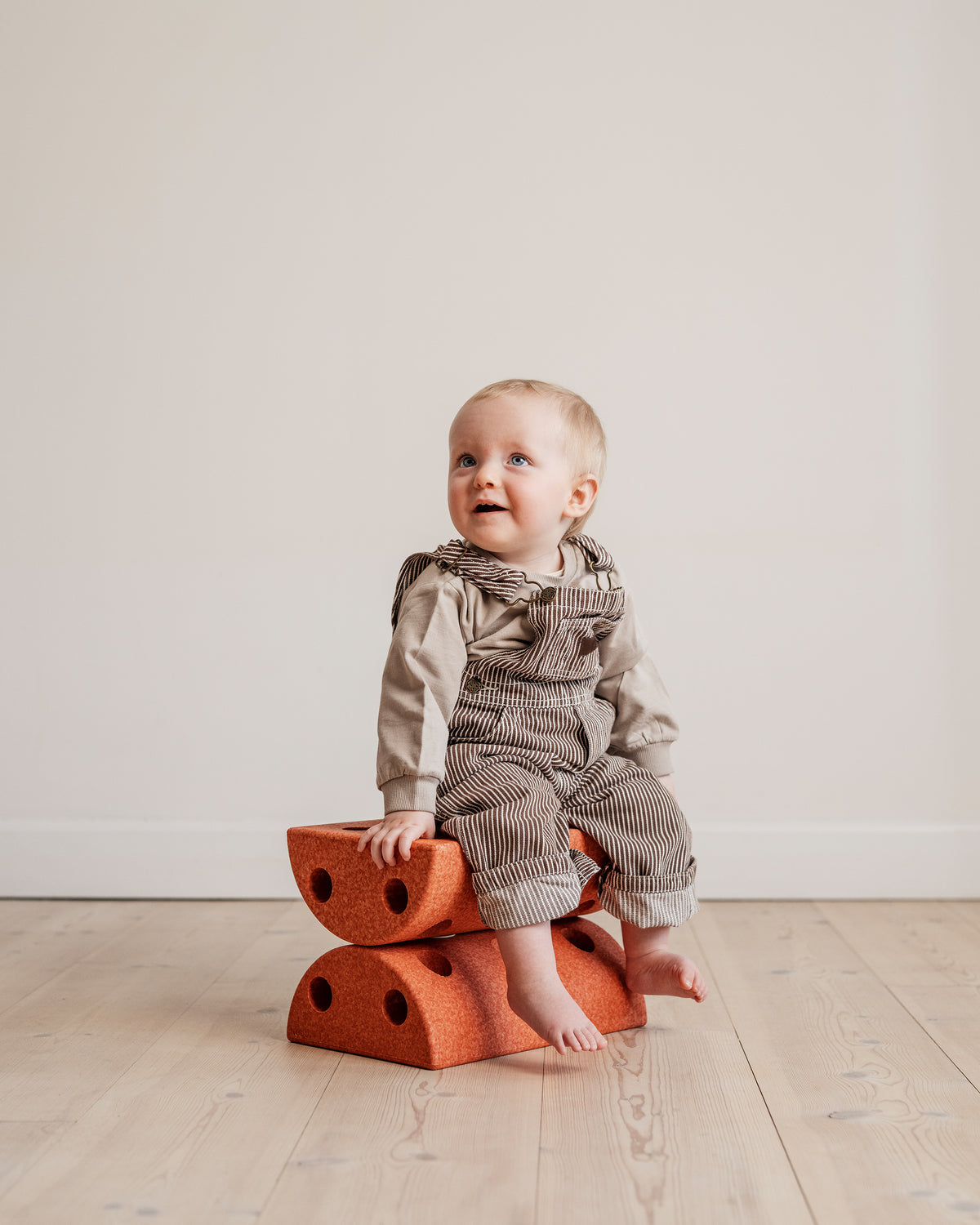 MODU Kids Stool: Kinderhocker aus zwei runden Schaumstoffblöcken, Orange, Ansicht 3