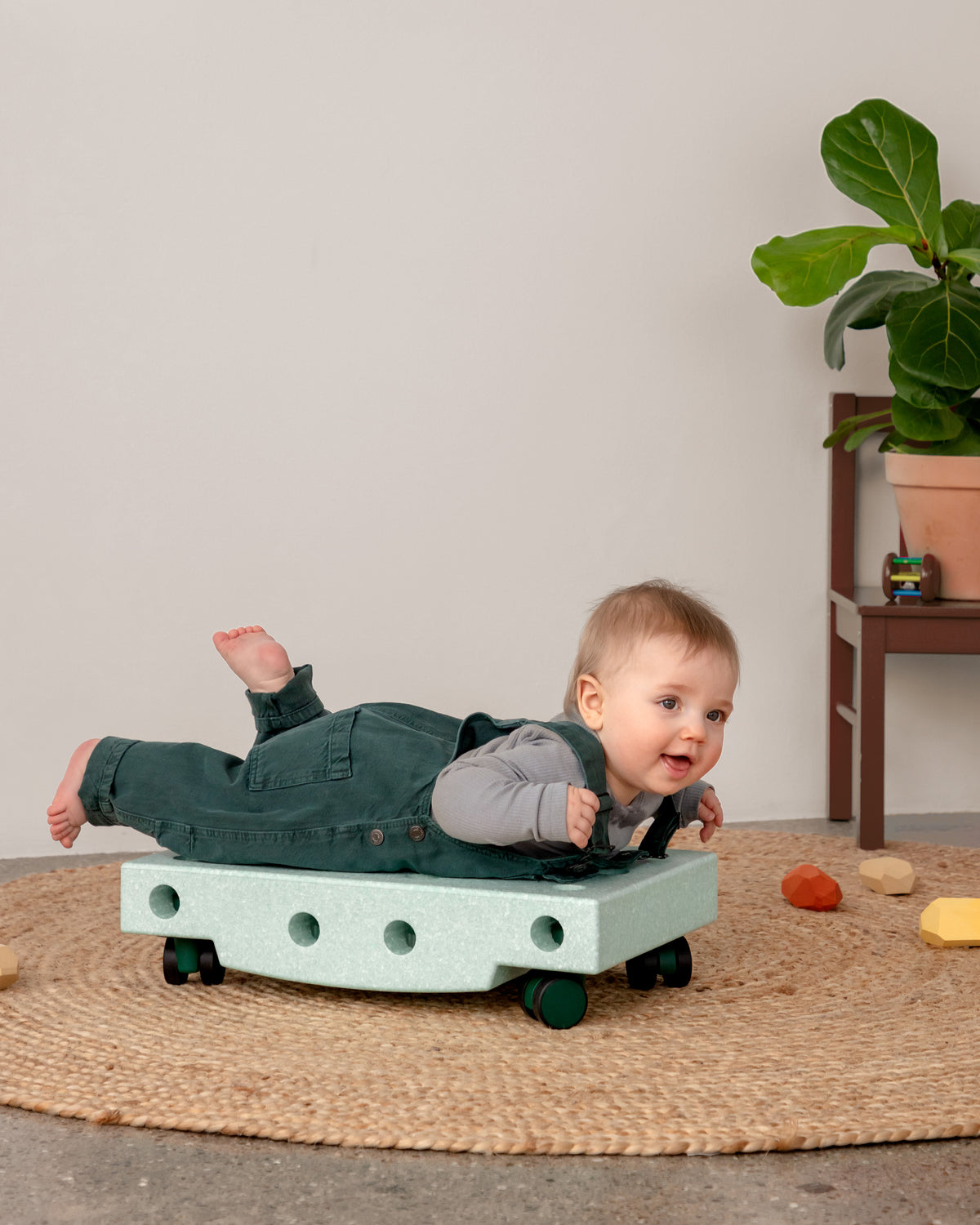 MODU Scooter Board: Rollbrett aus Schaumstoffblock mit vier Drehrollen, Mint, Ansicht 3