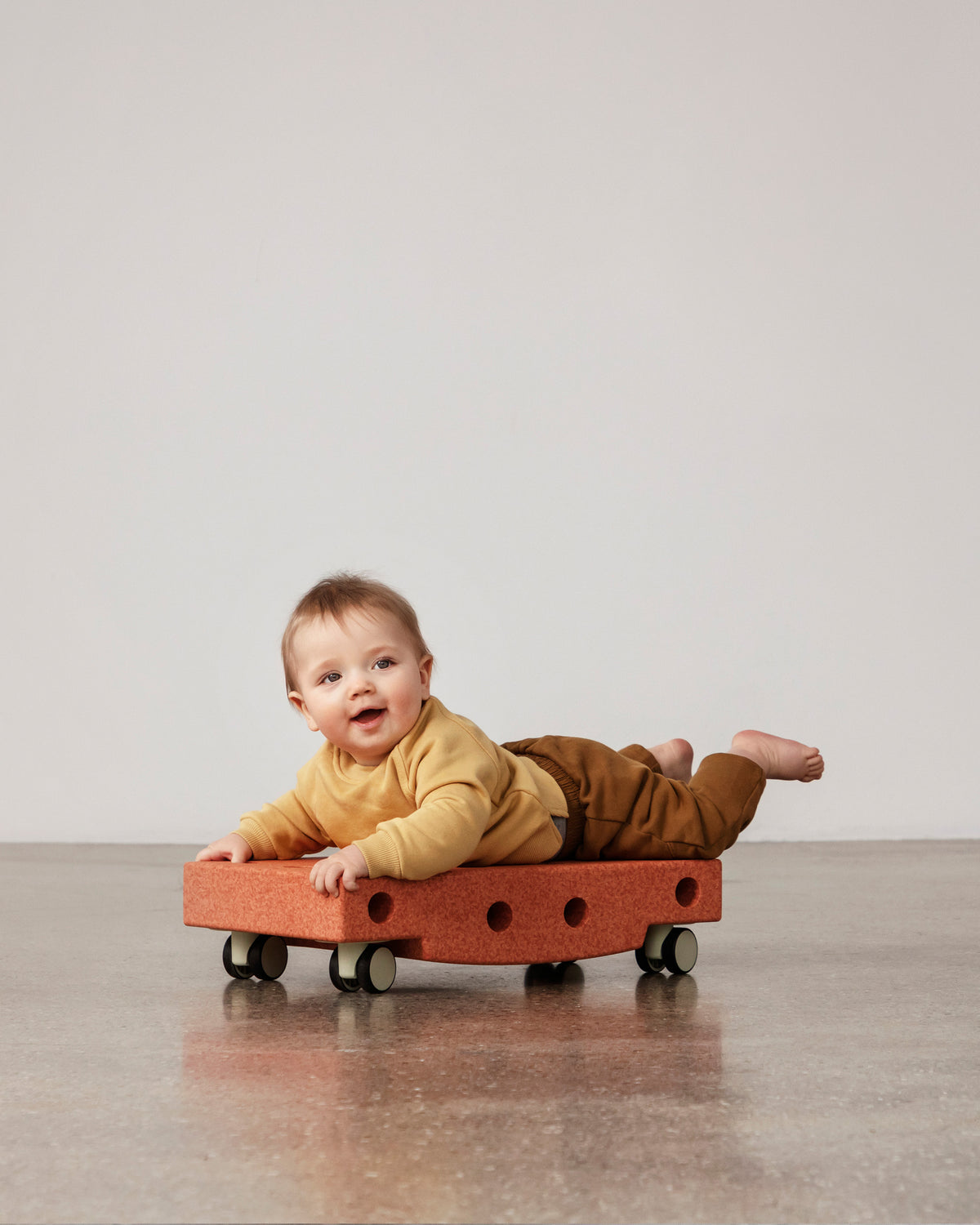 MODU Scooter Board: Rollbrett aus Schaumstoffblock mit vier Drehrollen, Orange, Ansicht 2