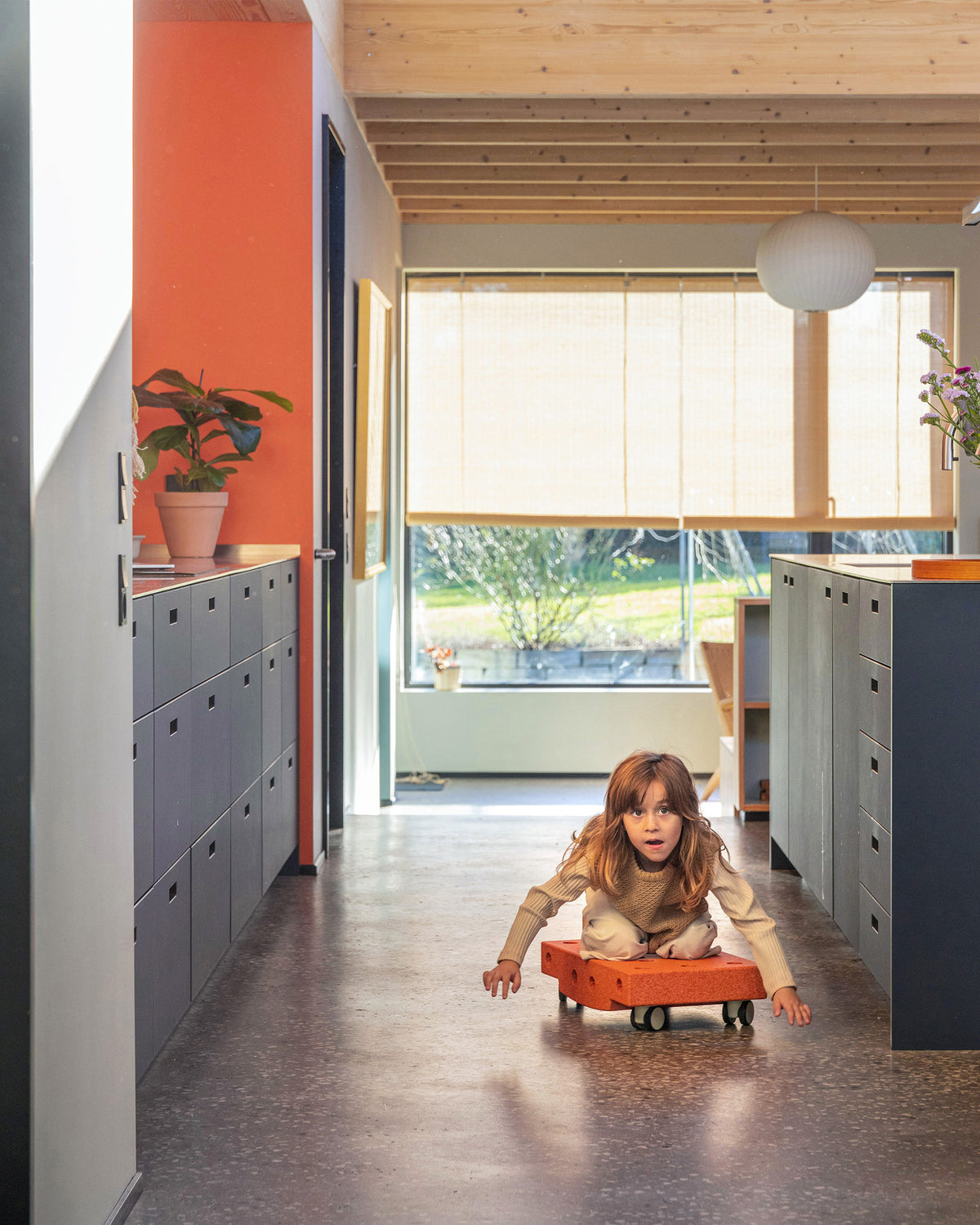 MODU Scooter Board: Rollbrett aus Schaumstoffblock mit vier Drehrollen, Orange, Ansicht 3