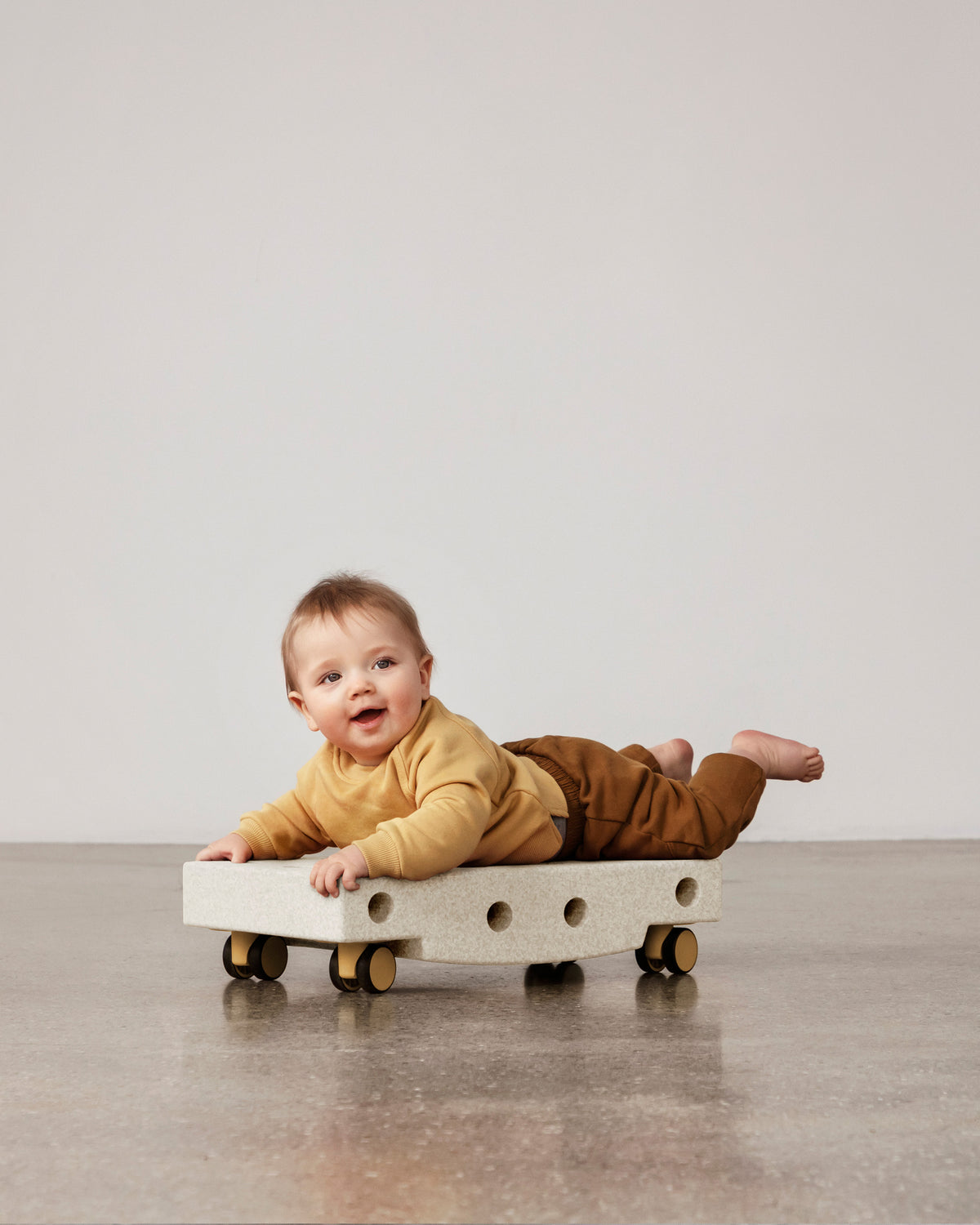 MODU Scooter Board: Rollbrett aus Schaumstoffblock mit vier Drehrollen, Sand, Ansicht 2