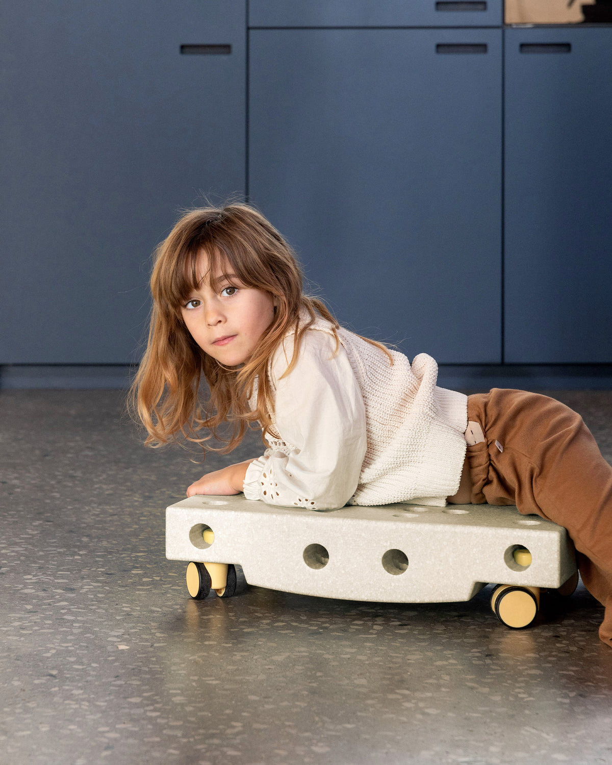 MODU Scooter Board: Rollbrett aus Schaumstoffblock mit vier Drehrollen, Sand, Ansicht 3