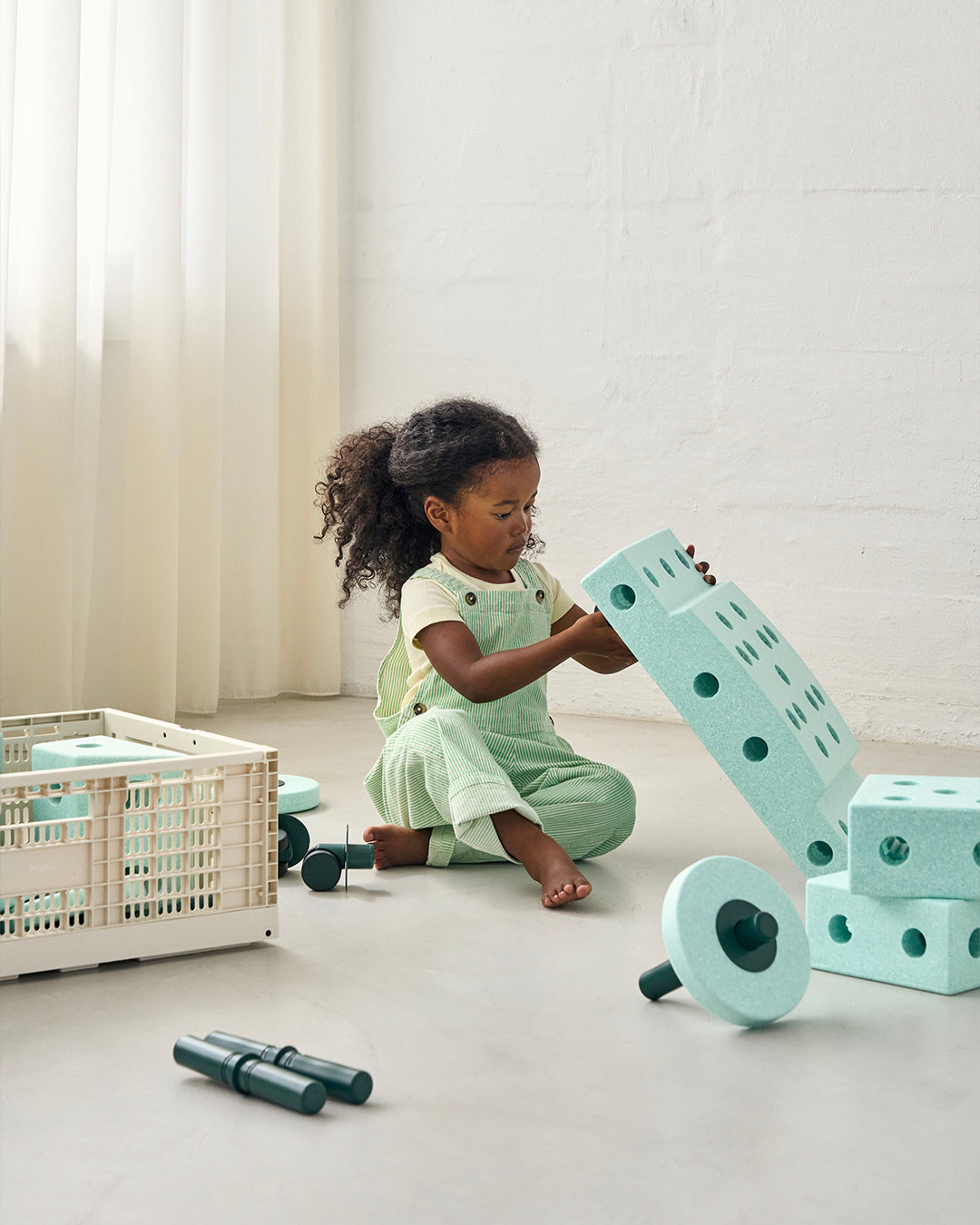 MODU Storage Crate: große stapelbare Aufbewahrungsbox für Spielzeug, Sand Grey, Ansicht 3