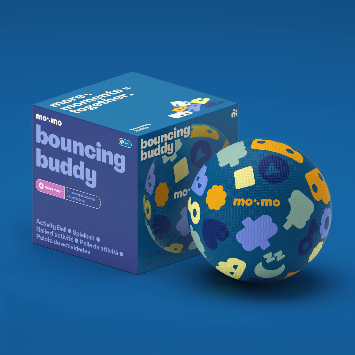 mo:mo Bouncing Buddy Spielball aus Naturkautschuk in Kinderhand, Aqua, Ansicht 2