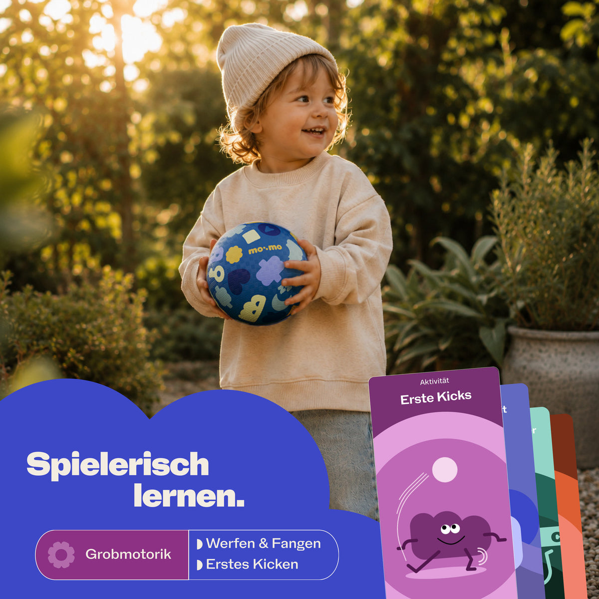 mo:mo Bouncing Buddy Spielball aus Naturkautschuk in Kinderhand, Aqua, Ansicht 4