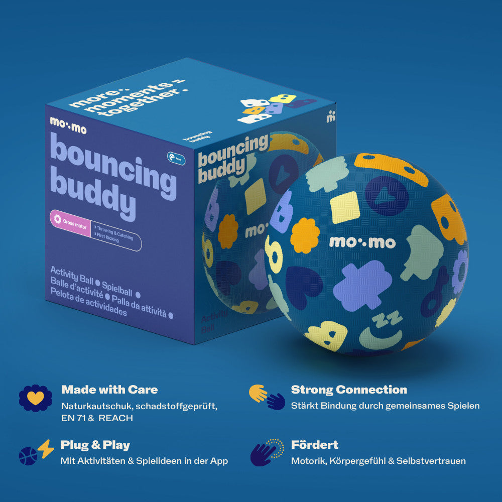 mo:mo Bouncing Buddy Spielball aus Naturkautschuk in Kinderhand, Aqua, Ansicht 5