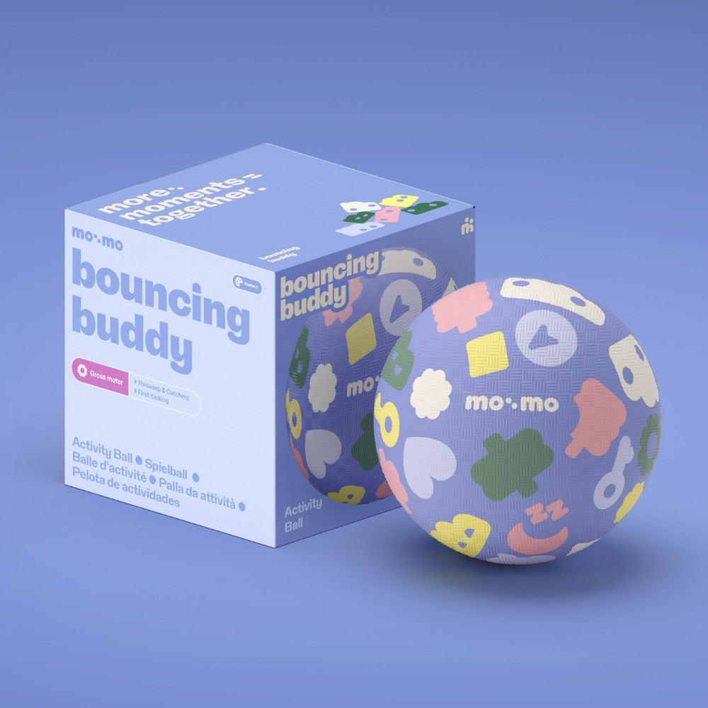 mo:mo Bouncing Buddy Spielball aus Naturkautschuk in Kinderhand, Blueberry, Ansicht 2