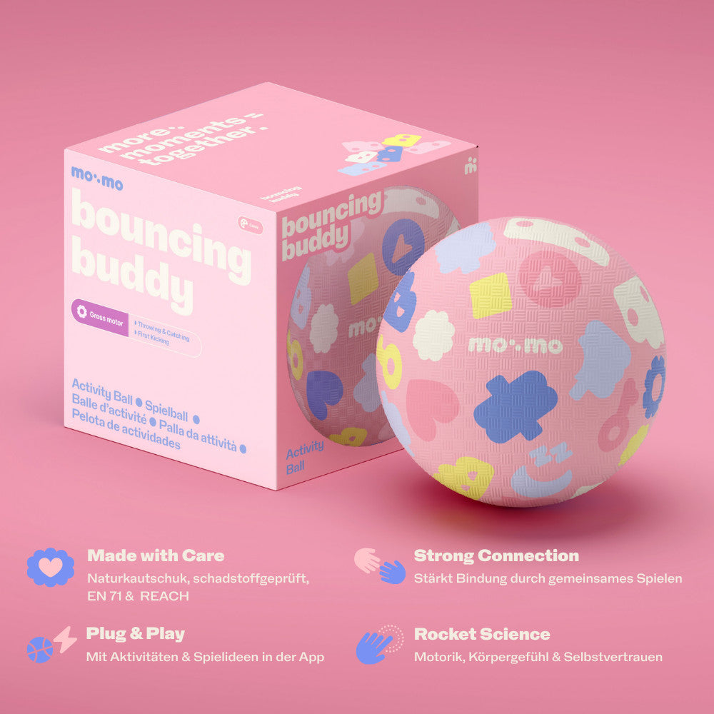 mo:mo Bouncing Buddy Spielball aus Naturkautschuk in Kinderhand, Candy, Ansicht 5