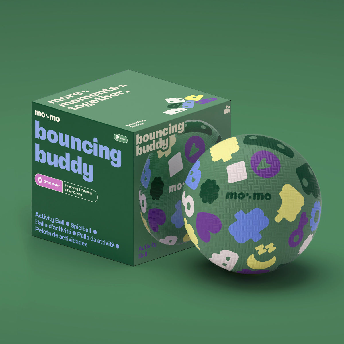 mo:mo Bouncing Buddy Spielball aus Naturkautschuk in Kinderhand, Spinach, Ansicht 2