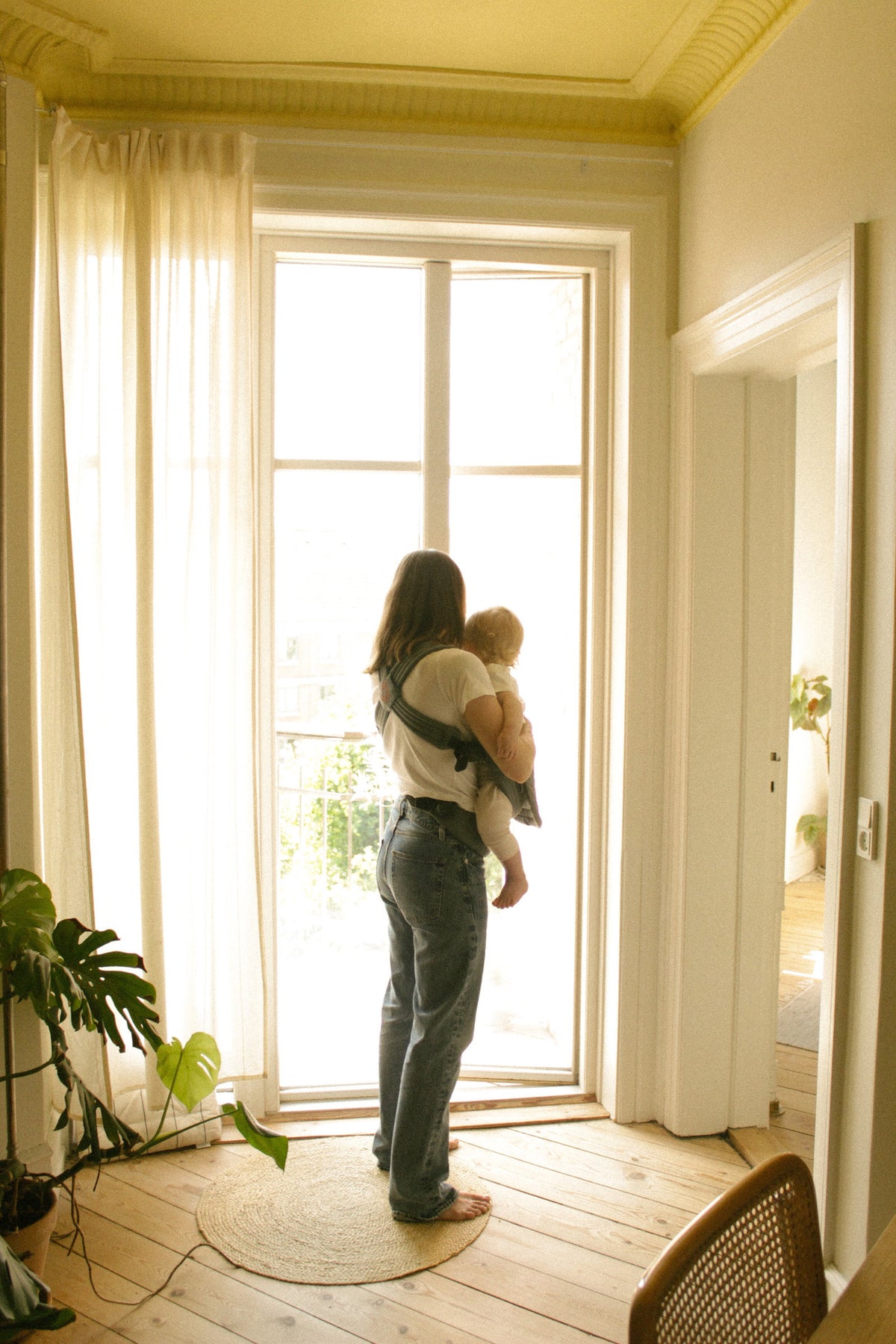 Moova Balance Babytrage aus Bio-Baumwolle mit Baby in Bauchtrageposition, Atlantic Herringbone, Ansicht 5