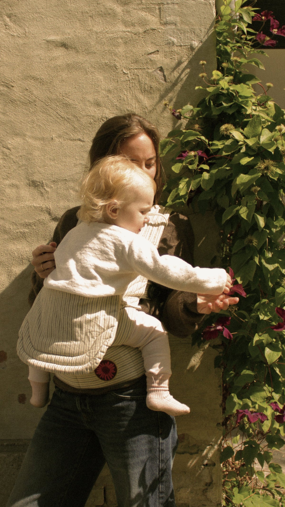 Moova Balance Babytrage aus Bio-Baumwolle mit Baby in Bauchtrageposition, Fine Lines, Ansicht 4