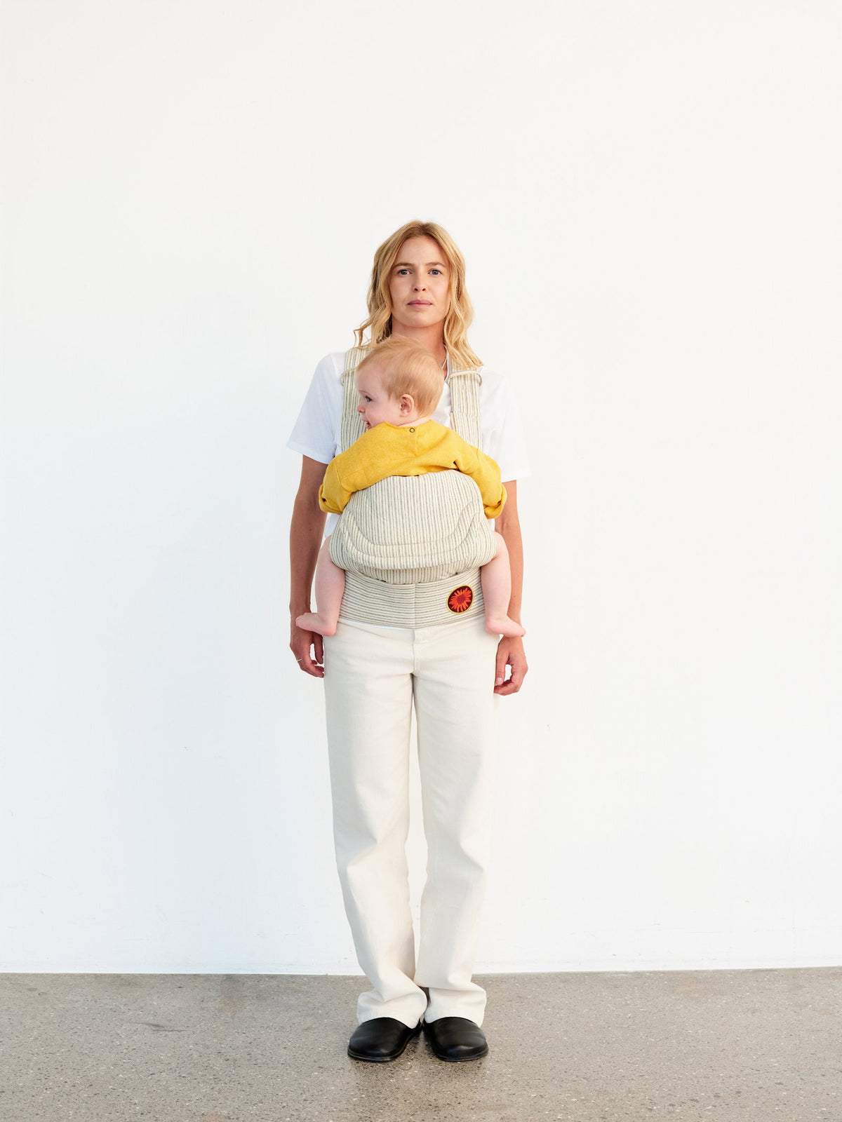 Moova Balance Babytrage aus Bio-Baumwolle mit Baby in Bauchtrageposition, Fine Lines, Ansicht 5