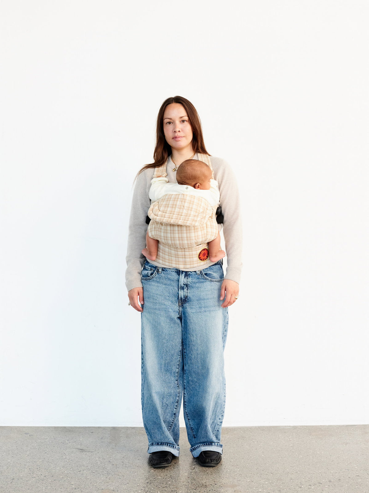 Moova Balance Babytrage aus Bio-Baumwolle mit Baby in Bauchtrageposition, Mocha Check, Ansicht 5