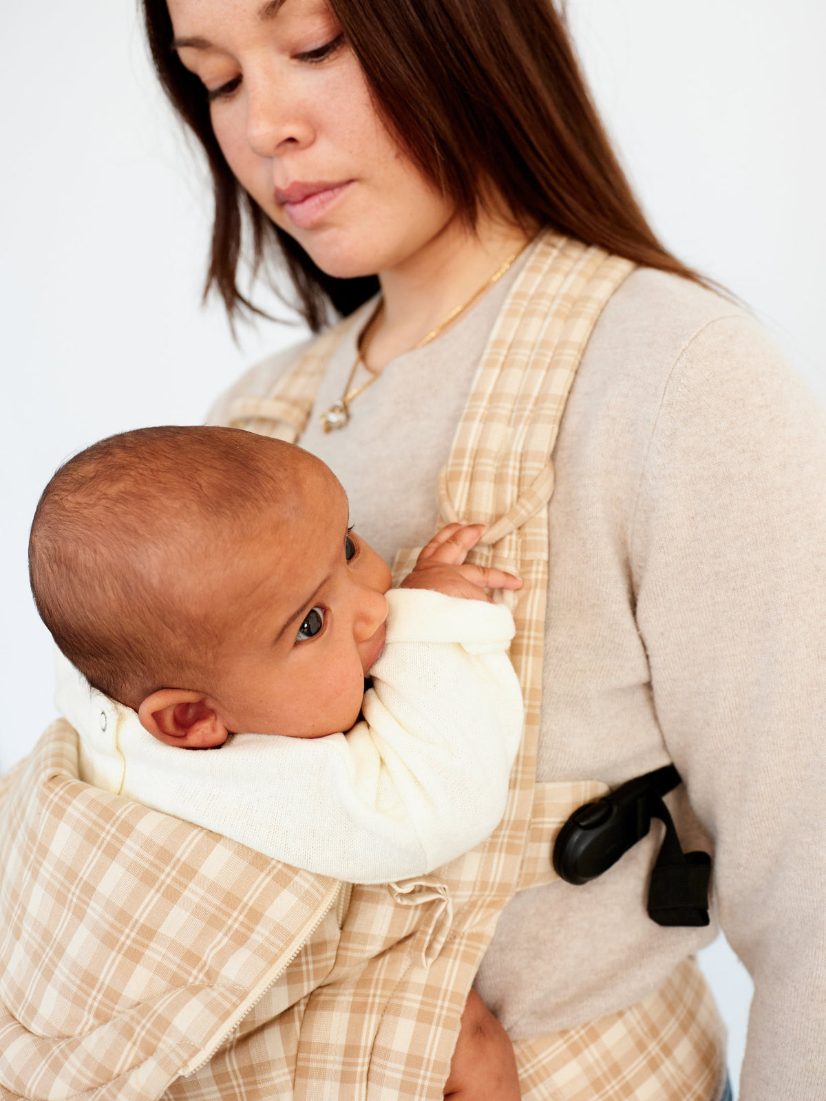 Moova Balance Babytrage aus Bio-Baumwolle mit Baby in Bauchtrageposition, Mocha Check, Ansicht 6