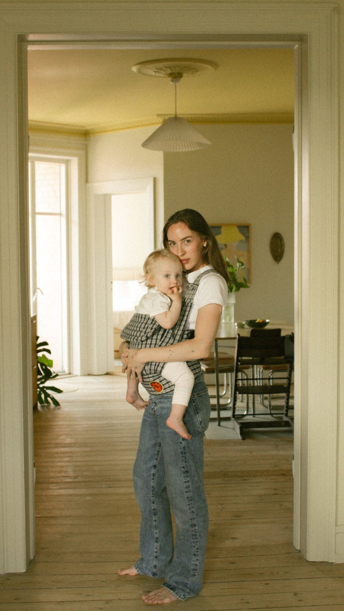 Moova Balance Babytrage aus Bio-Baumwolle mit Baby in Bauchtrageposition, Navy Check, Ansicht 4