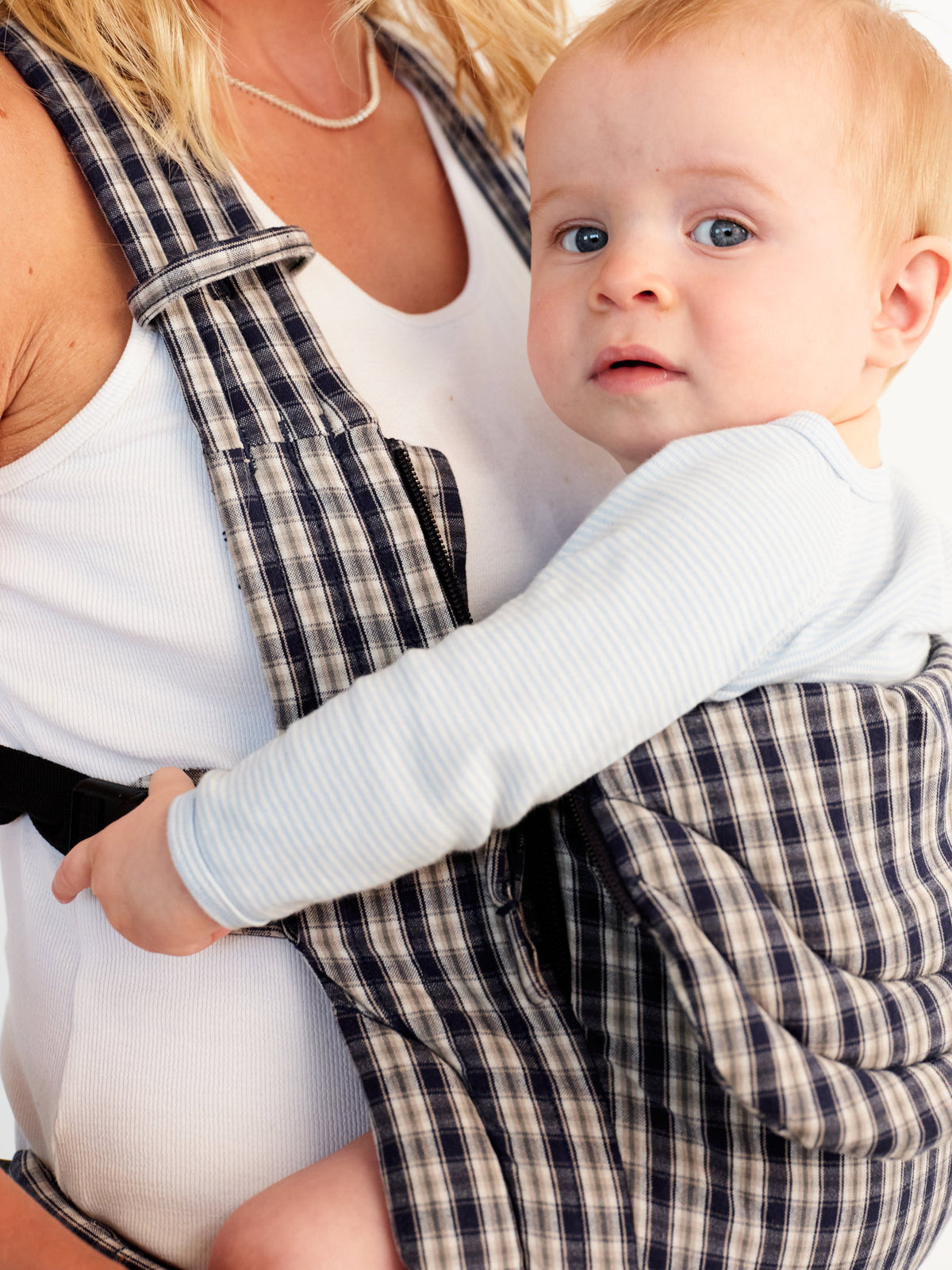 Moova Balance Babytrage aus Bio-Baumwolle mit Baby in Bauchtrageposition, Navy Check, Ansicht 5