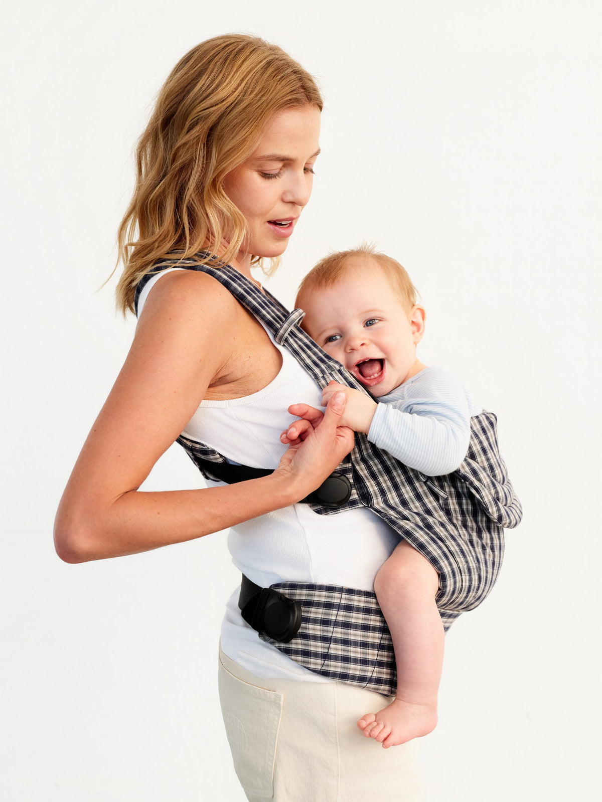 Moova Balance Babytrage aus Bio-Baumwolle mit Baby in Bauchtrageposition, Navy Check, Ansicht 6