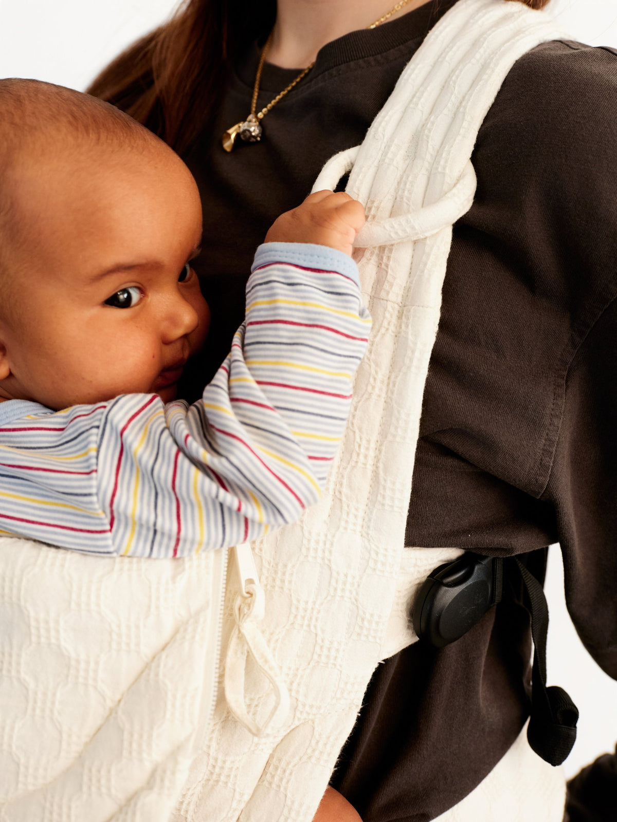 Moova Balance Babytrage aus Bio-Baumwolle mit Baby in Bauchtrageposition, Soft Sand, Ansicht 6