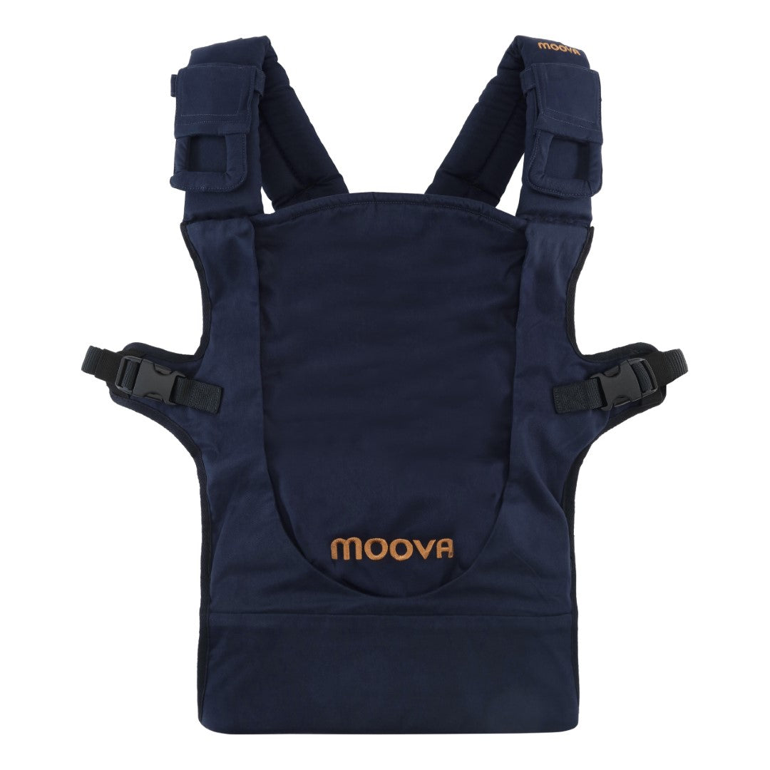 Moova Babytrage mit offenem Rückenteil und Baby in Bauchtrageposition, Blau