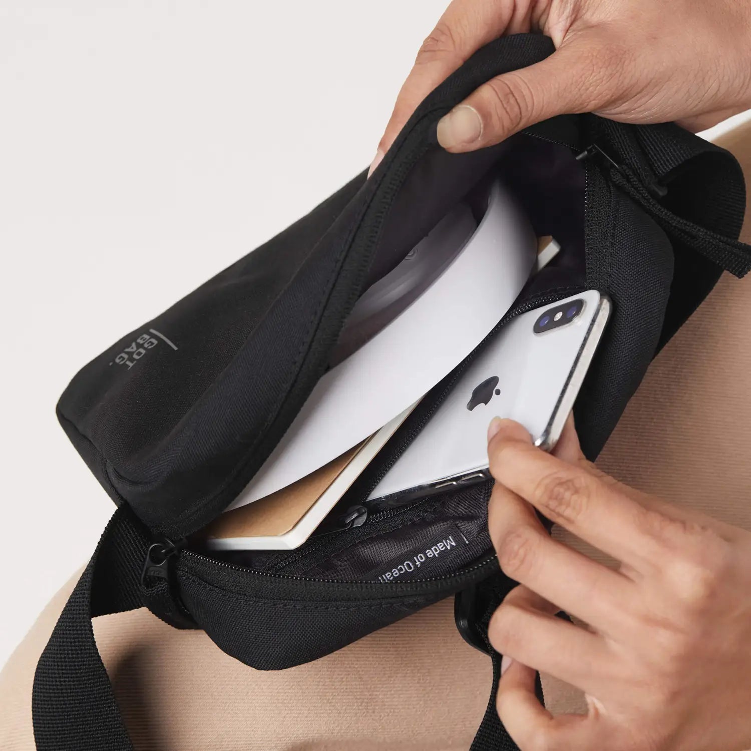 PUSHER BAG schwarz – nachhaltige Bauchtasche aus recyceltem Material