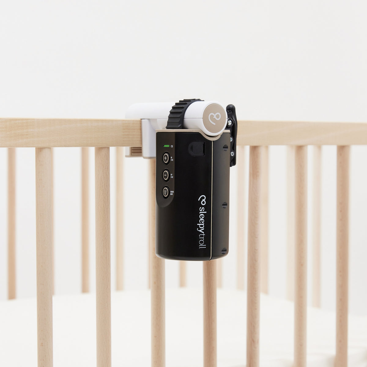 Sleepytroll Bed Adapter am Holzbein eines Babybetts mit Baby Rocker