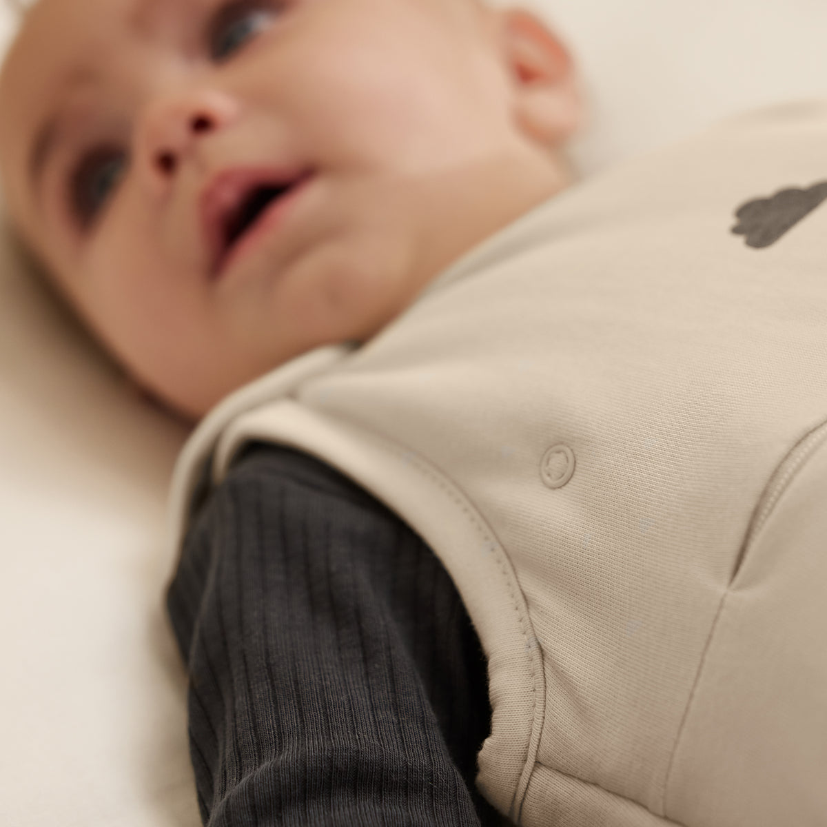 Snüz SnüzPouch Babyschlafsack 2,5 TOG mit Reißverschluss zum Wickeln, 0–6 Monate / Sand Cloud, Ansicht 4