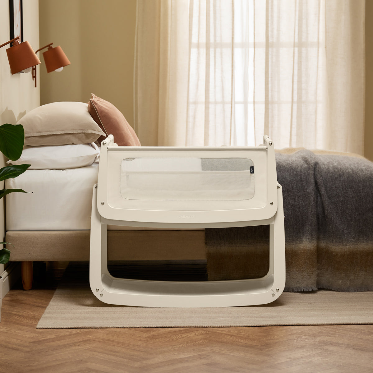 Snüz SnüzPod5 Beistellbett mit heruntergeklappter Seitenwand und Netzfenster, Cashmere, Ansicht 2