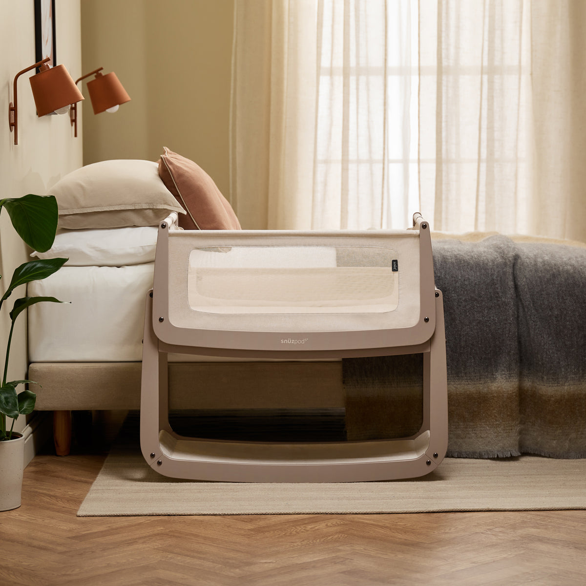 Snüz SnüzPod5 Beistellbett mit heruntergeklappter Seitenwand und Netzfenster, Mocha, Ansicht 2