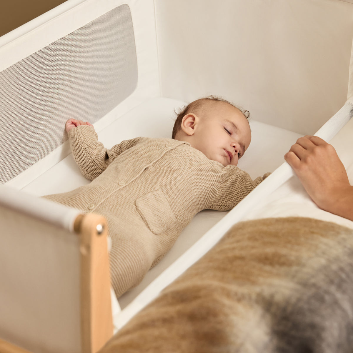 Snüz SnüzPod5 Beistellbett mit heruntergeklappter Seitenwand und Netzfenster, Natural, Ansicht 4