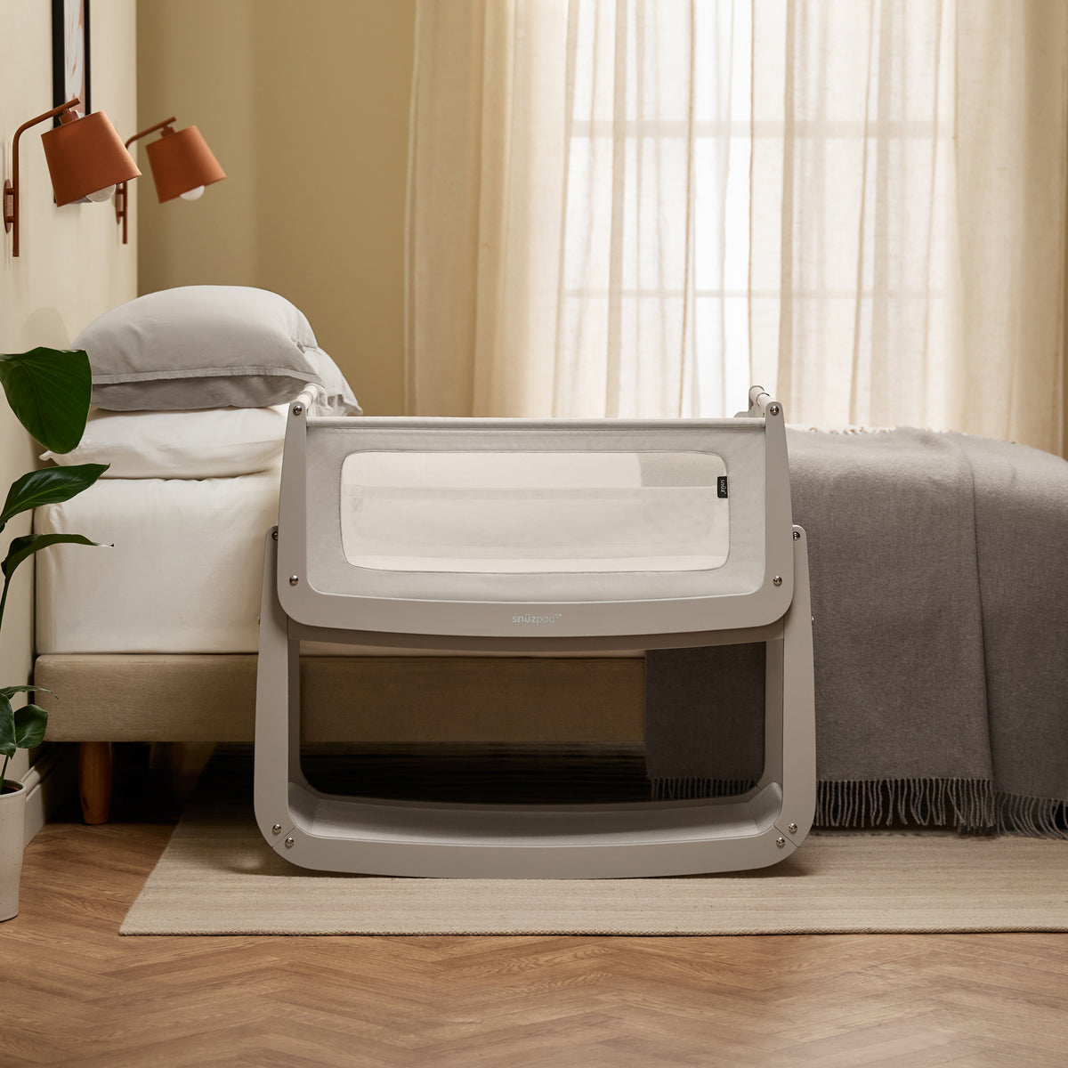 Snüz SnüzPod5 Beistellbett mit heruntergeklappter Seitenwand und Netzfenster, Pebble, Ansicht 2