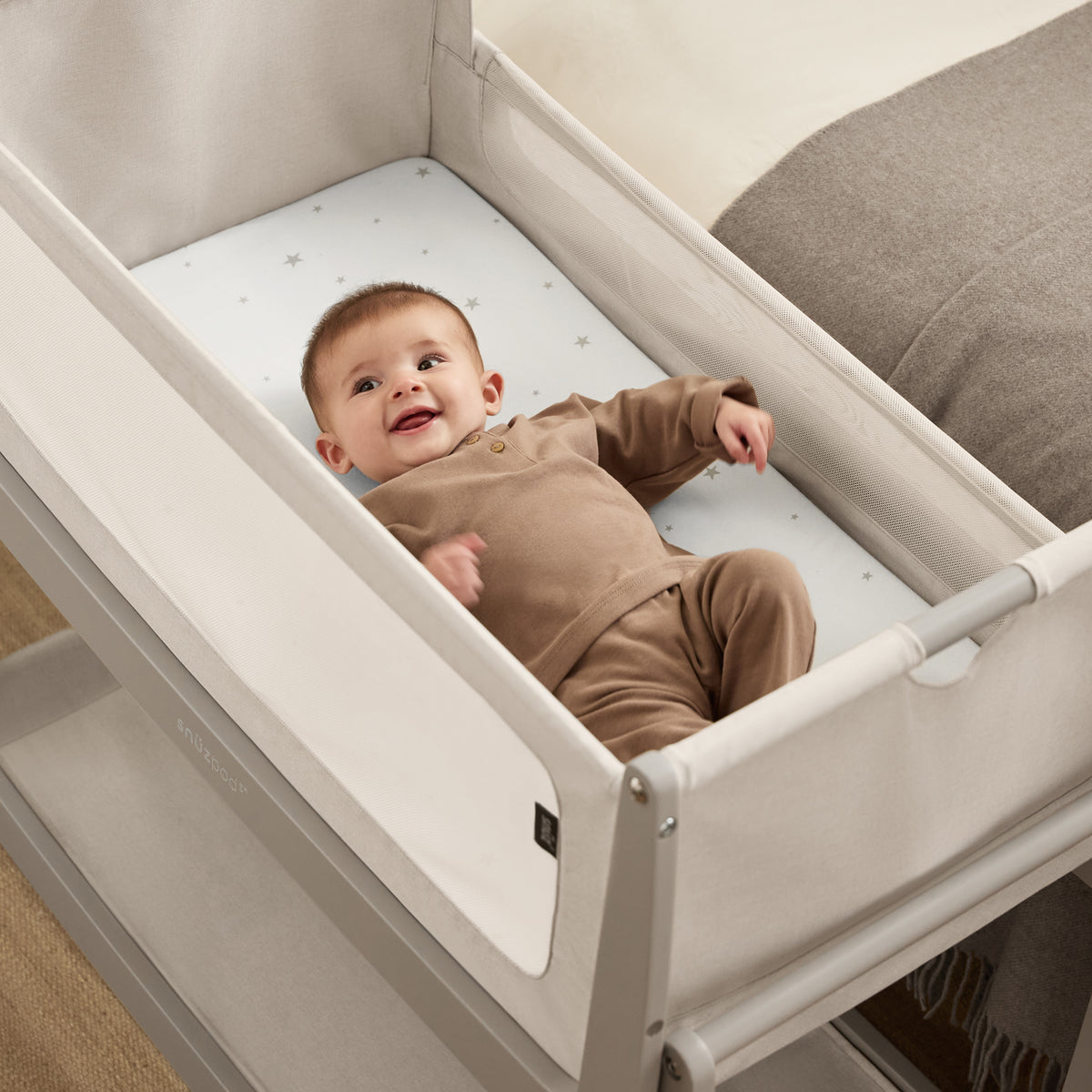Snüz SnüzPod5 Beistellbett mit heruntergeklappter Seitenwand und Netzfenster, Pebble, Ansicht 4