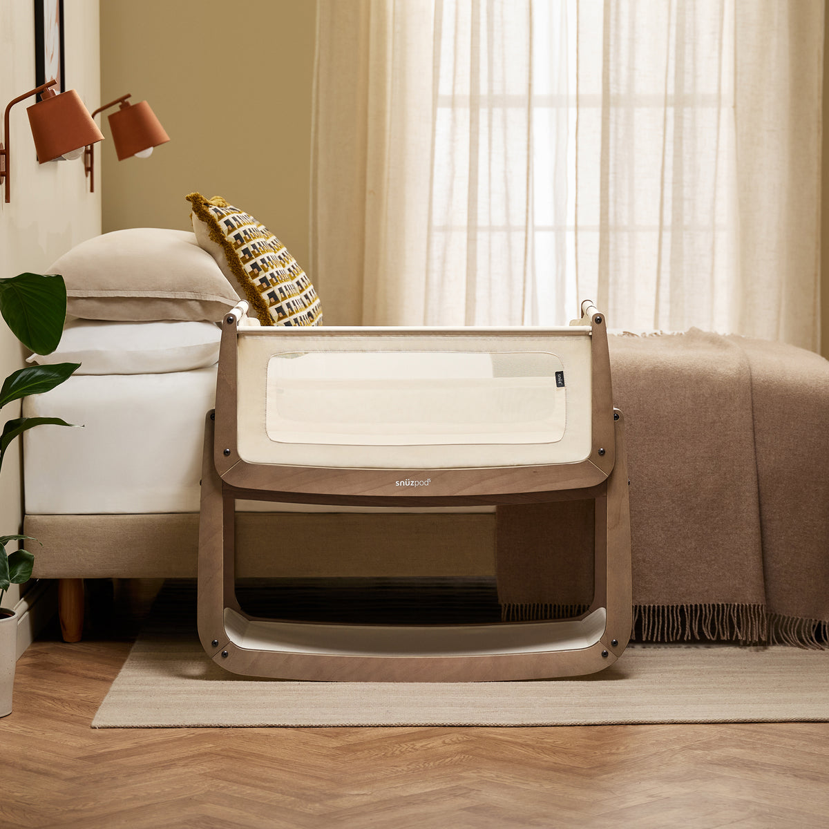 Snüz SnüzPod5 Beistellbett mit heruntergeklappter Seitenwand und Netzfenster, Walnut, Ansicht 2