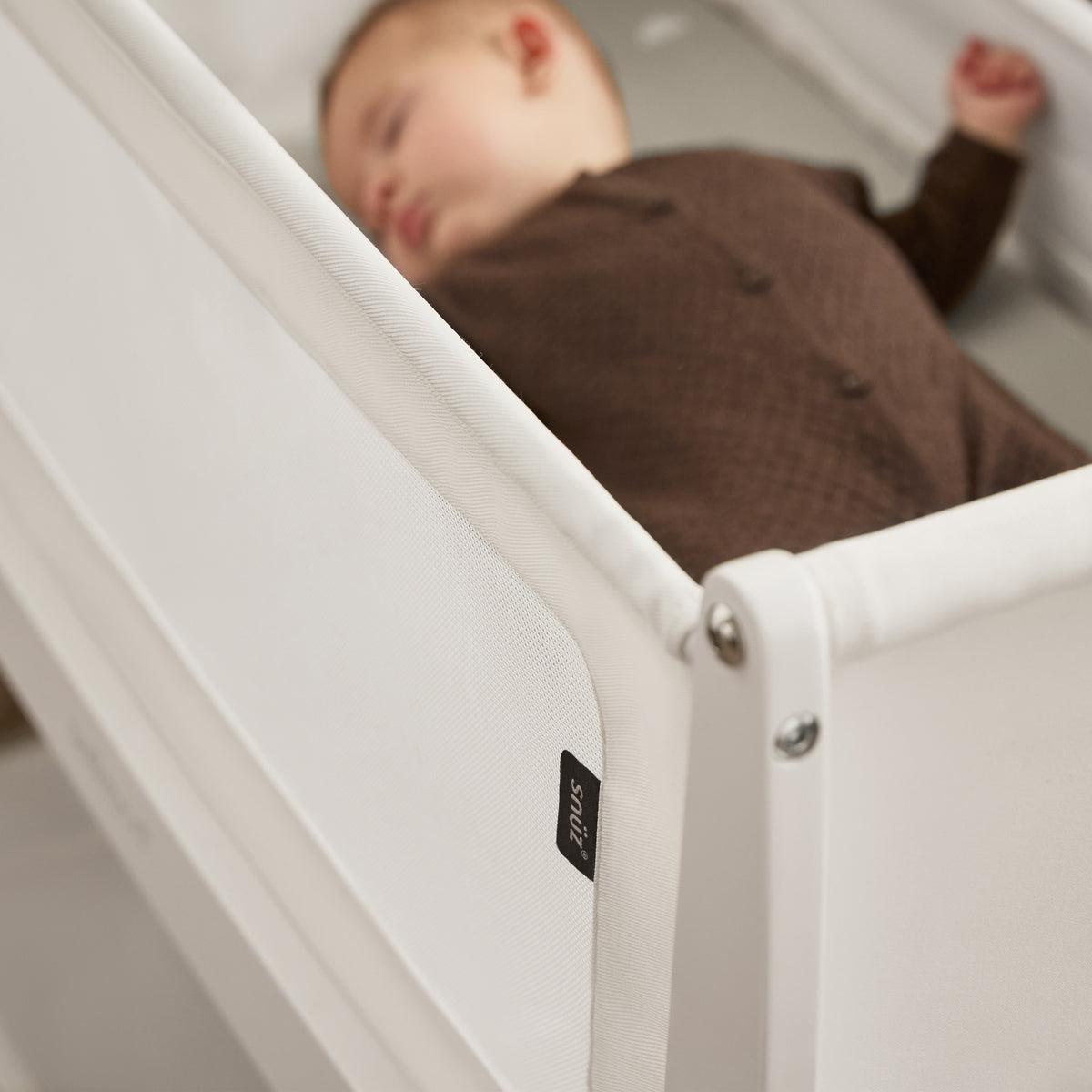 Snüz SnüzPod5 Beistellbett mit heruntergeklappter Seitenwand und Netzfenster, Weiß, Ansicht 5