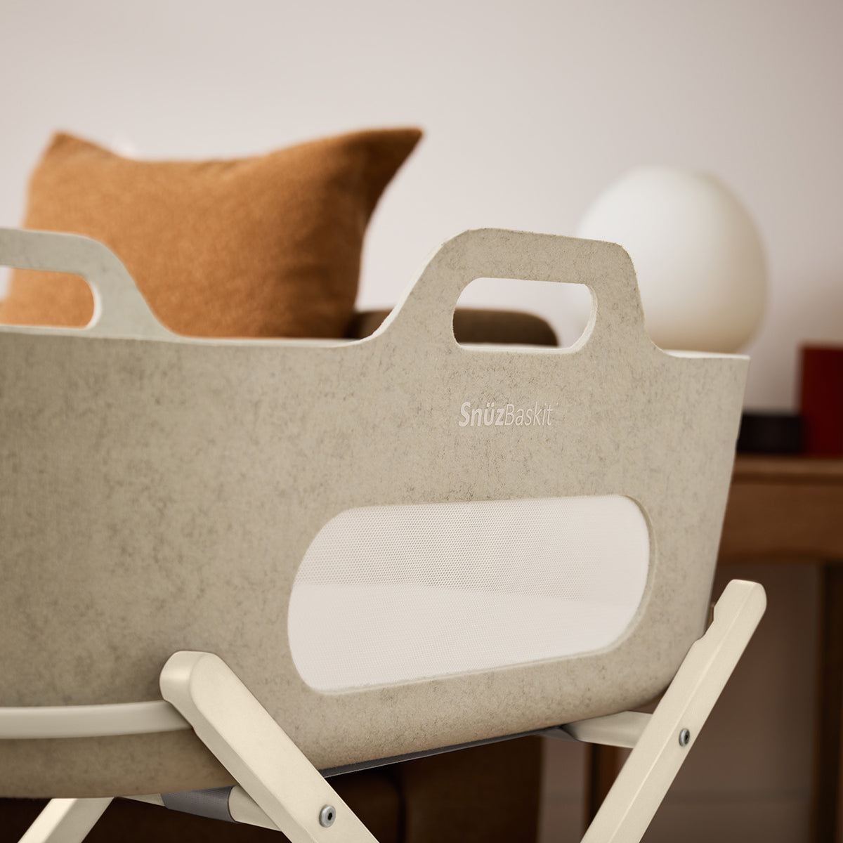 Snüz SnüzBaskit Moseskorb aus Filz auf Holzständer mit Netzfenster, Barley / Cashmere, Ansicht 4