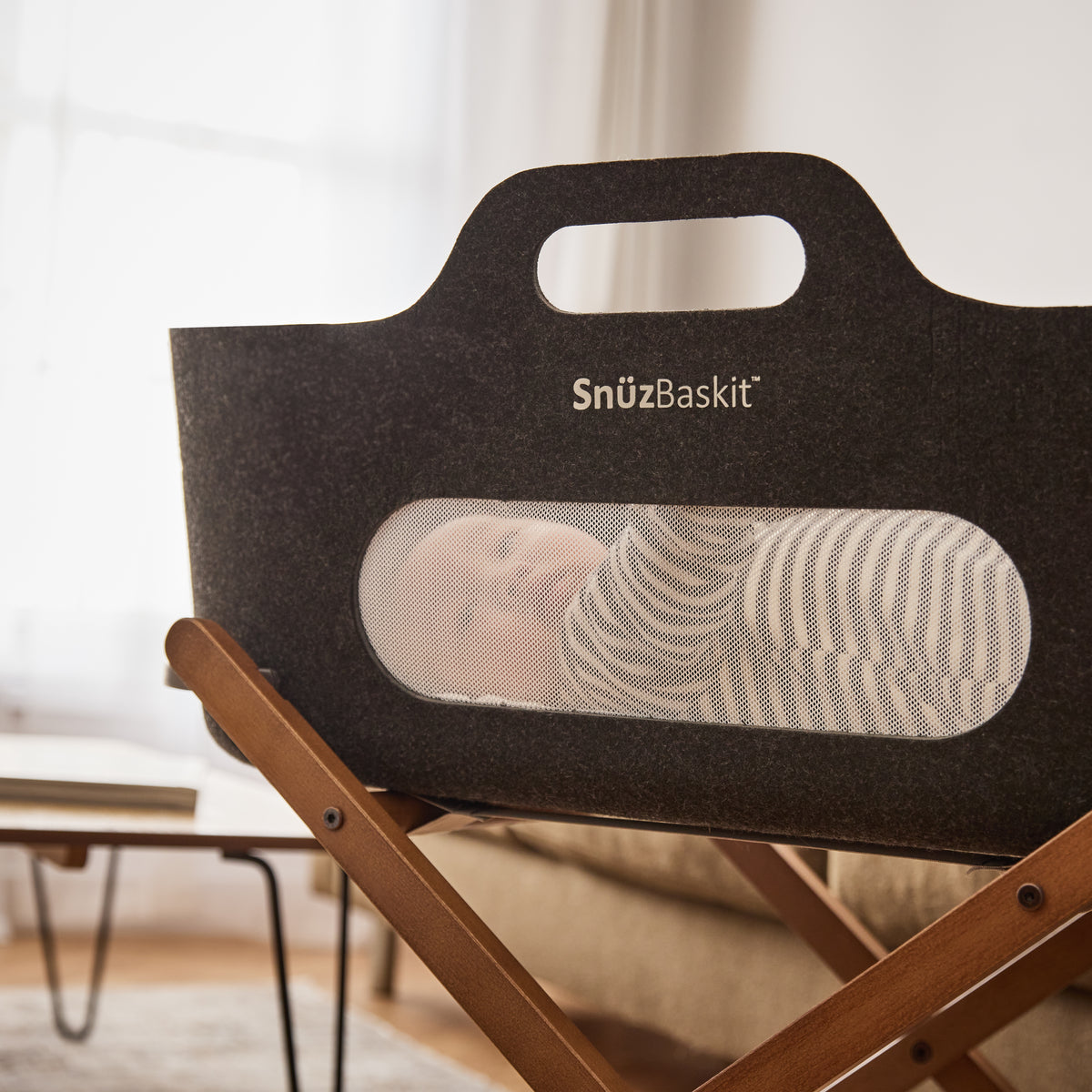 Snüz SnüzBaskit Moseskorb aus Filz auf Holzständer mit Netzfenster, Graphite / Walnut, Ansicht 4