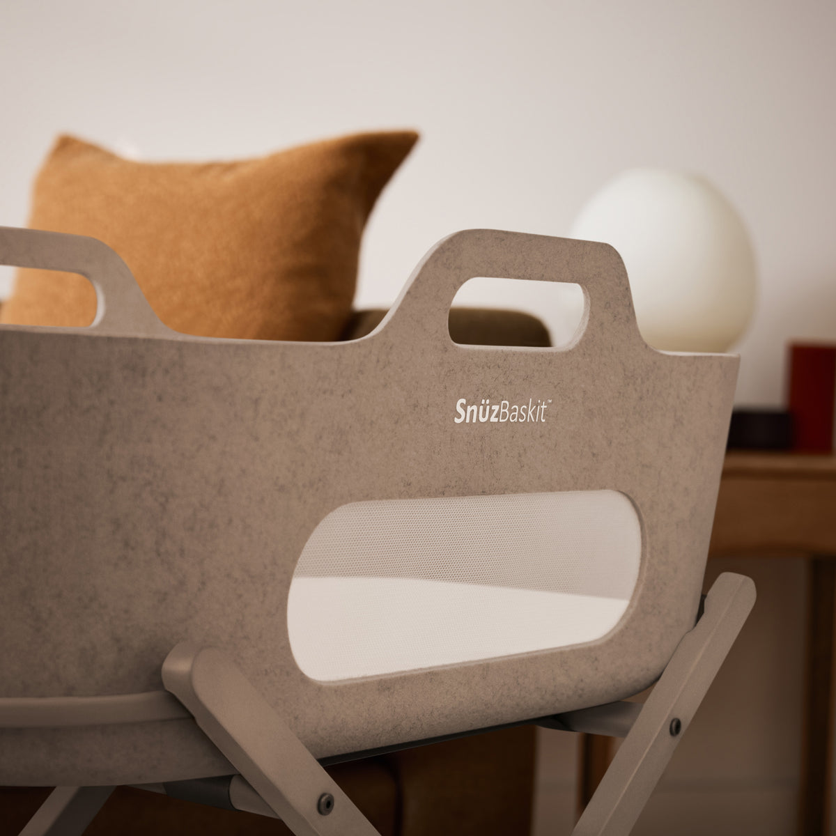 Snüz SnüzBaskit Moseskorb aus Filz auf Holzständer mit Netzfenster, Mocha / Mocha, Ansicht 4
