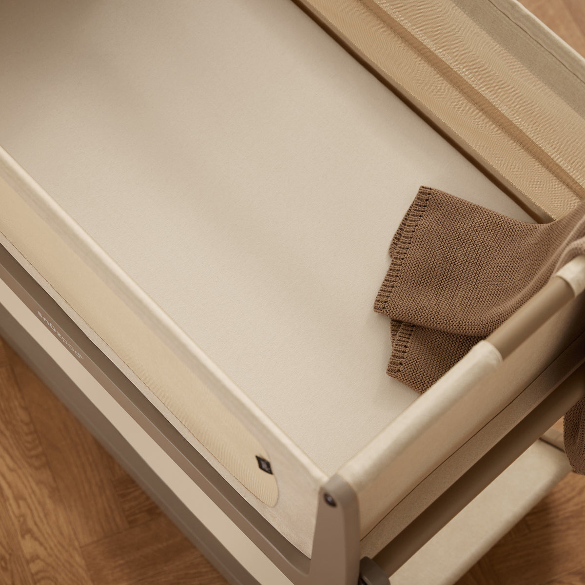 Snüz Spannbettlaken aus Jersey auf der Matratze eines SnüzPod Beistellbetts, Cashmere, Ansicht 2